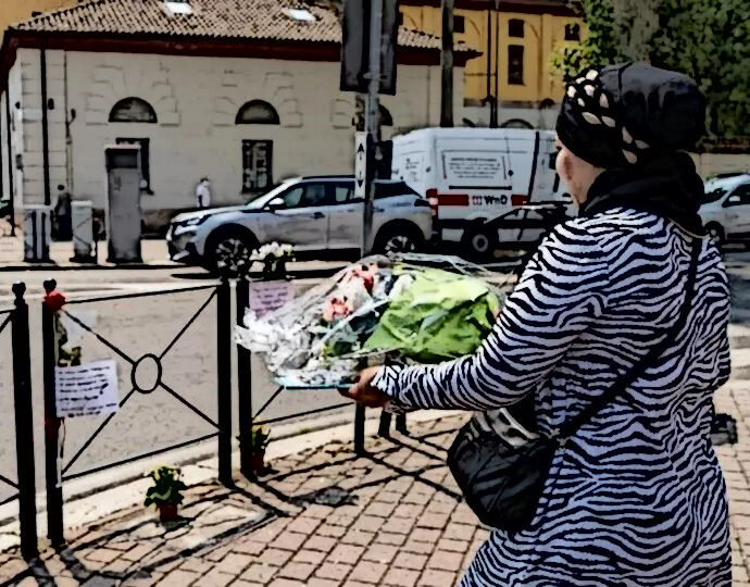 La sorella di Mustà porta fiori in piazza Meardi