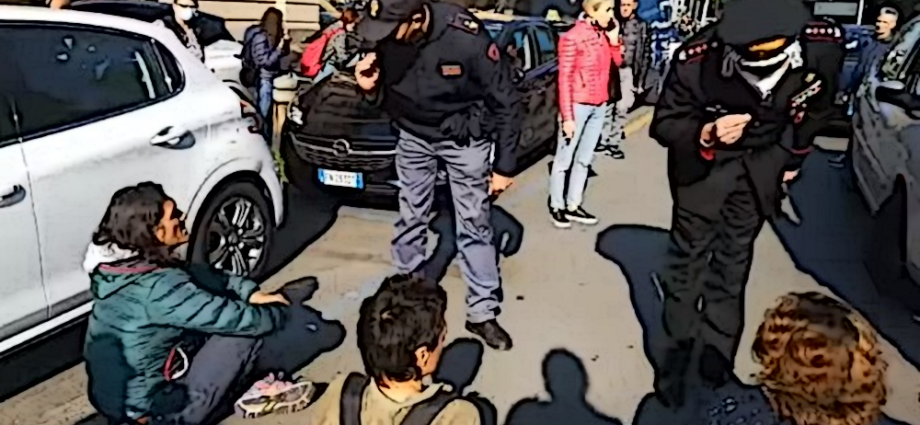 Un momento della protesta di Ultima Generazione a Pavia