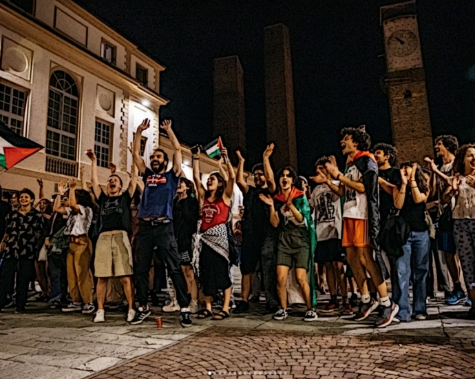 Gli accampati festeggiano