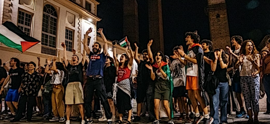 Gli accampati festeggiano